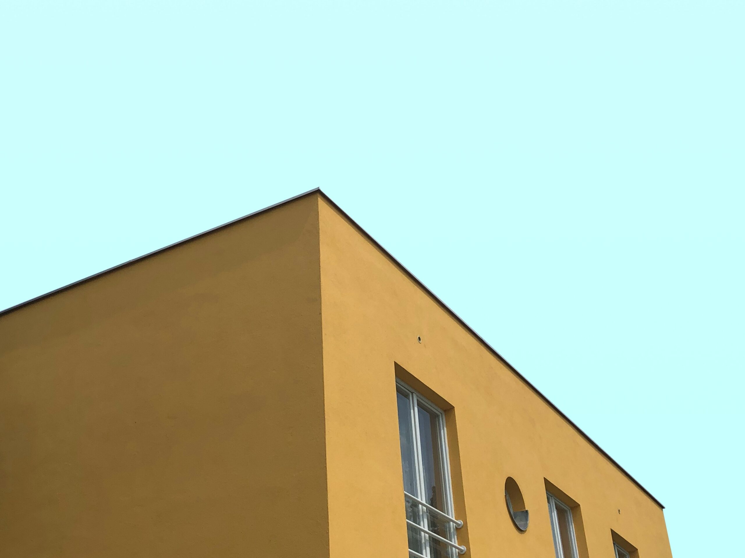 Diagram illustrating optimal camera placements around a house