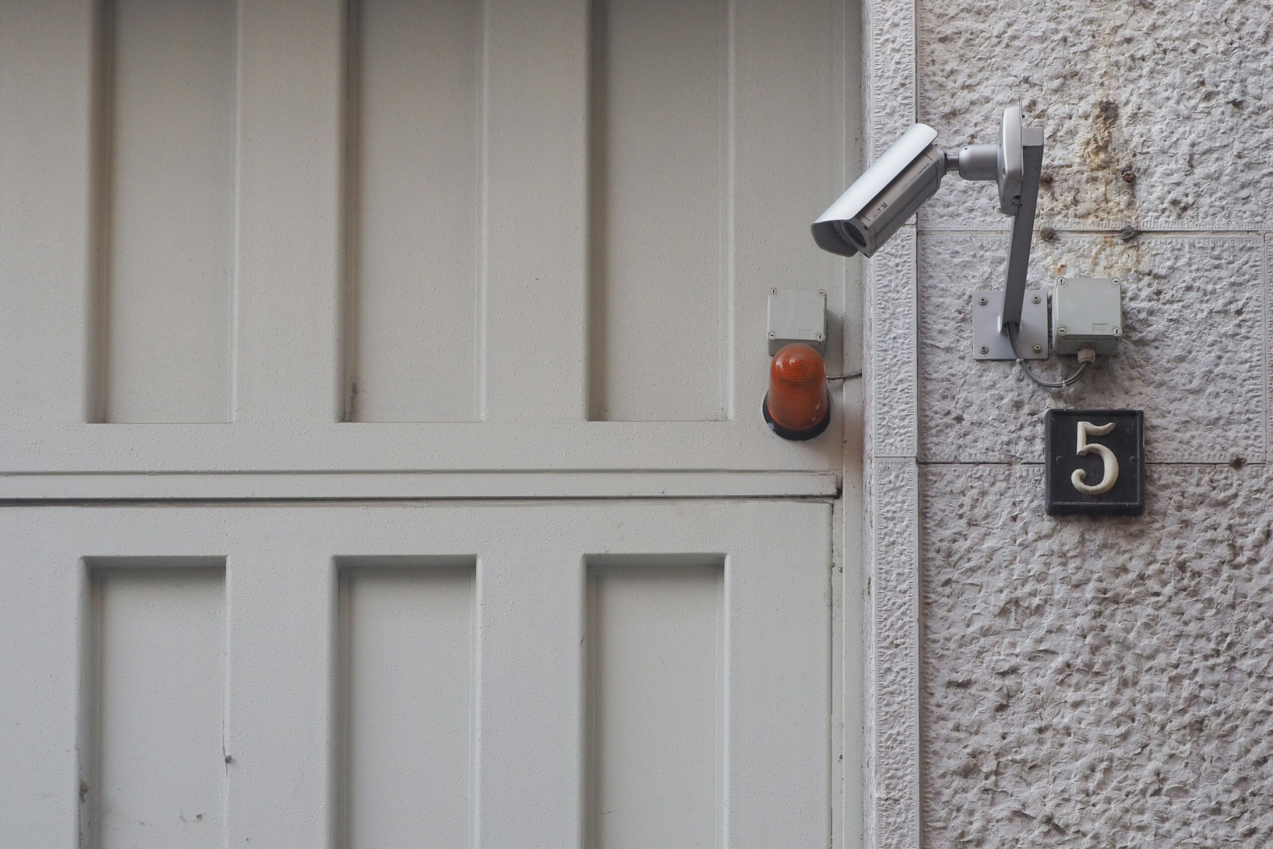 Infographic showing burglary stats related to security measures