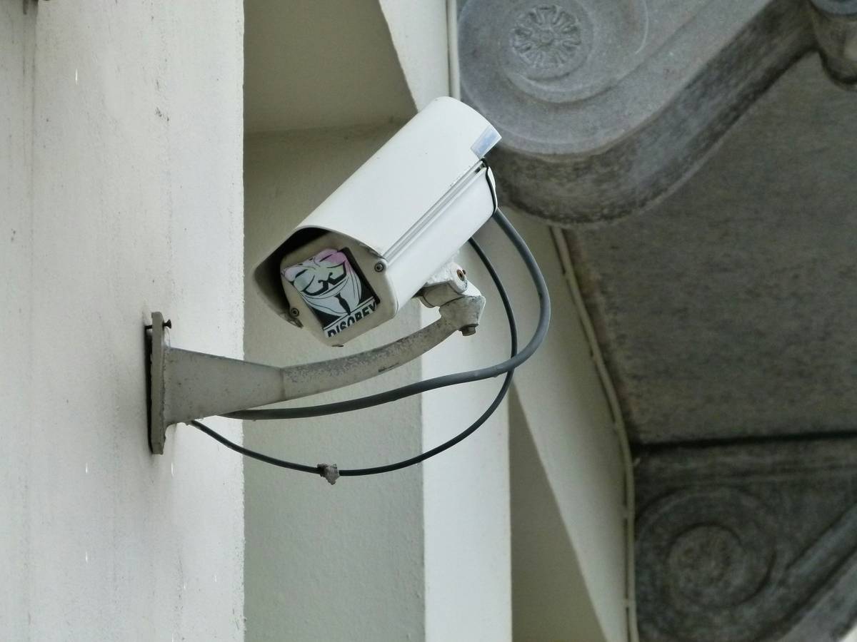 A checklist of home vulnerabilities including doors, windows, and lighting.