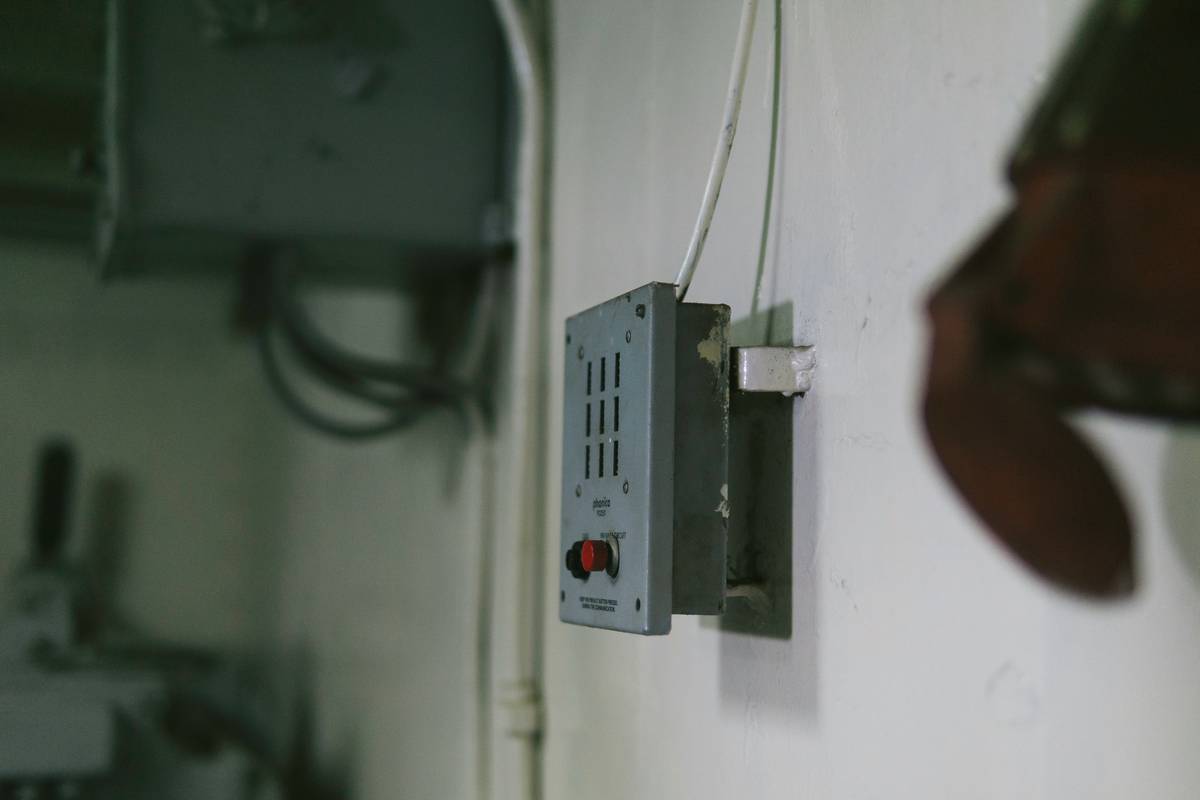 Illustration of step-by-step guide to setting up smart locks, cameras, and alarms.