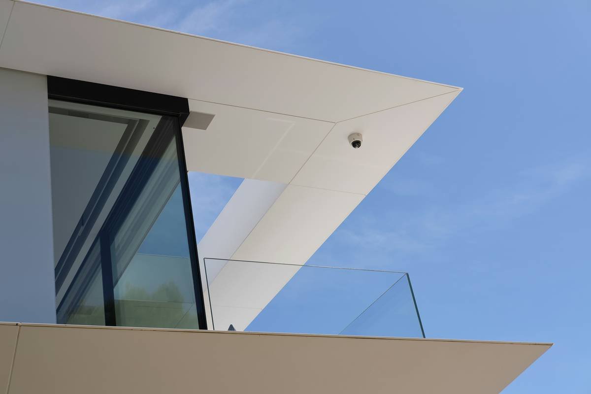 Bar chart showing average burglary claim payout vs. actual replacement cost of common stolen items in 2025: laptops $2,400 vs. $1,500 covered, drones $1,800 vs. $800 covered, smartwatches $750 vs. $300 covered