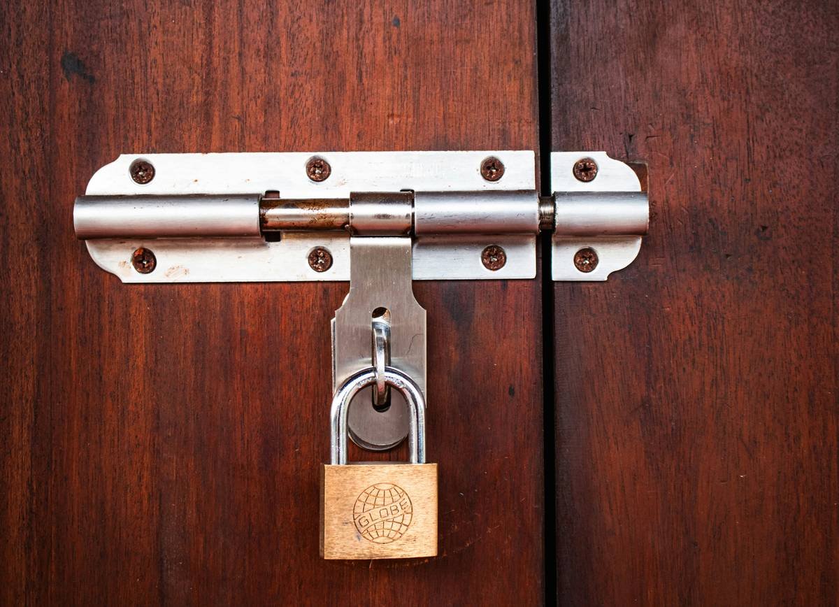 Bar chart showing typical burglary insurance limits: $1,500 for jewelry, $2,500 for electronics, $1,000 for cash under standard homeowners policy