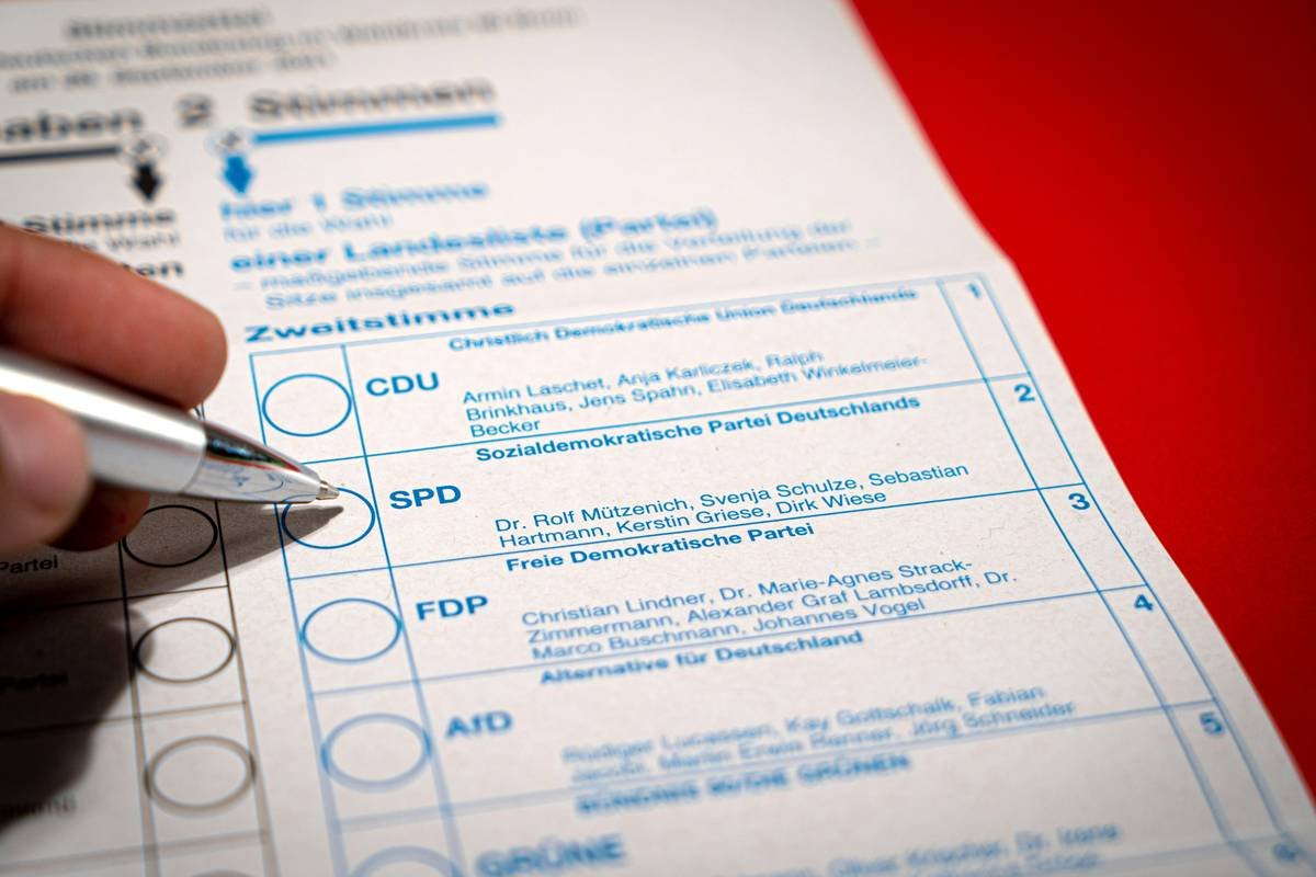 Infographic showing 7 critical steps in a burglary insurance claim checklist: 1) Ensure safety, 2) Call police, 3) Document scene, 4) Notify insurer, 5) Inventory losses, 6) Submit proof, 7) Follow up.
