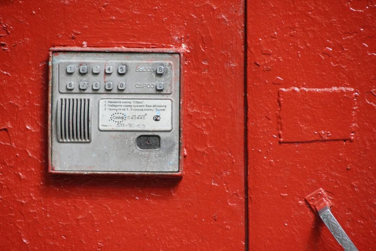 Infographic showing burglary rates vs. homes with security systems: homes with monitored alarms experience 60% fewer break-ins and average 15% lower insurance premiums