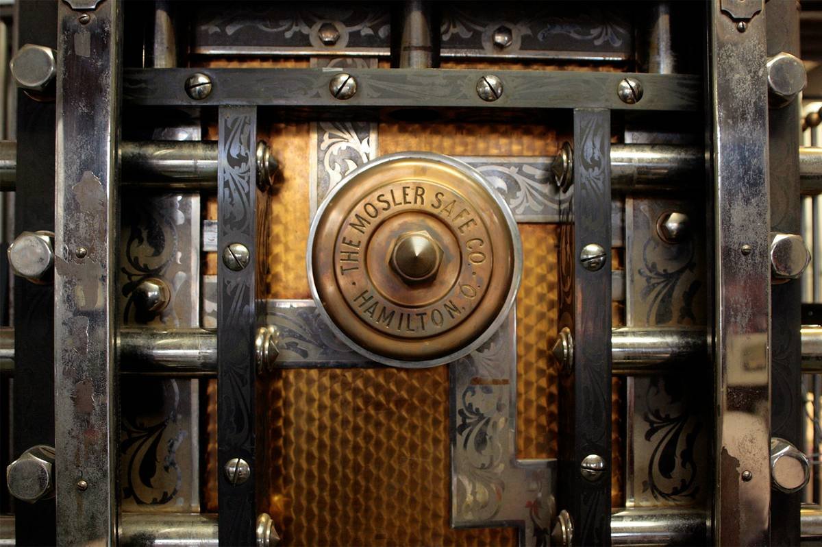 Comparison chart showing B-rated vs. UL TL-15 vs. TL-30 safes by steel thickness, tool resistance time, and insurance acceptance