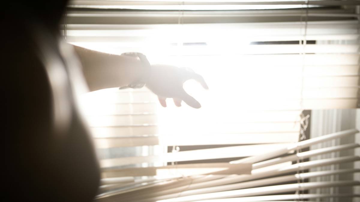 Infographic showing essential documents for residential burglary insurance claims: police report, photo/video evidence, inventory list, receipts, credit card statements, and proof of ownership